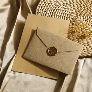 Exquisites Detailbild von Briefumschlag und Briefpapier in Jute-Optik, Vintage-Stil.