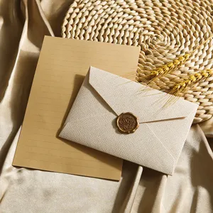 Nahaufnahme der Vintage-Leinenstruktur-Umschläge und linierten Briefpapiere mit Wachssiegelstempel.