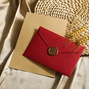 Vintage Leinenstruktur roter Umschlag und liniertes Briefpapier Set mit Siegelwachs.
