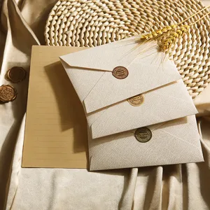 Detailansicht von Vintage Leinen Textur Umschlag und Kraftpapier Briefpapier Set.