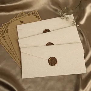 Detailaufnahme von Vintage Briefumschlägen mit Siegelwachs und Retro Briefpapier Set.