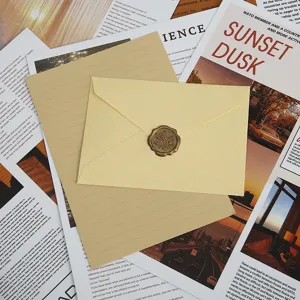 Détail d'un ensemble d'enveloppes et de papier à lettres texturés rétro pour correspondance élégante.