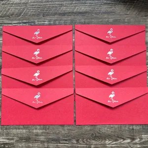 Enveloppes en papier rouge avec flamant rose en feuille d'or et texte Best Wishes.
