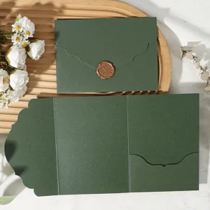 Carte d'invitation pliée en trois vert foncé avec bords en dentelle et sceau de cire vintage.
