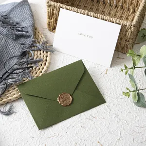 Busta verde avocado e biglietto d'auguri bianco per San Valentino, compleanni e feste.