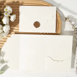 Enveloppe d'invitation pliée en trois beige avec bordure festonnée et sceau de cire.