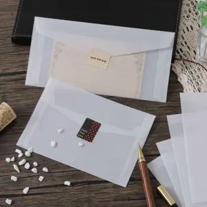 Transparante perkamentpapier enveloppen voor huwelijksuitnodigingen en briefpapier.