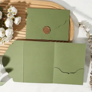 Invitation de mariage pliée verte avec bordure en dentelle et sceau de cire élégant.