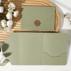 Enveloppe d'invitation pliée en trois verte avec bordure en dentelle et sceau de cire.