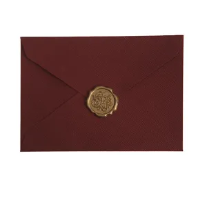 Enveloppe texturee lin rouge fonce avec sceau de cire dore vue principale produit