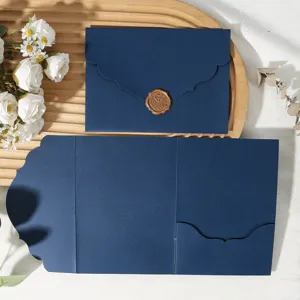 Cartes d'invitation pliables bleu foncé avec bordure festonnée et sceau de cire pour mariage.