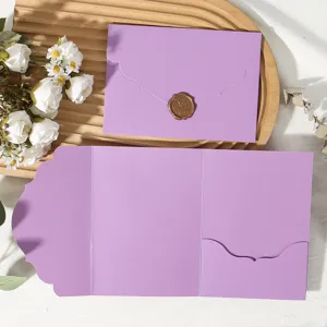 Vue détaillée de l'élégant ensemble de cartes d'invitation pliantes violettes avec sceau de cire.