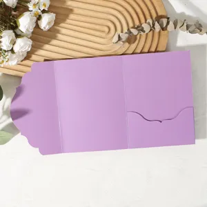 Vue détaillée de l'enveloppe d'invitation violette à trois volets avec bordure élégante.