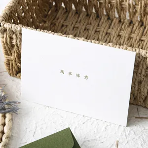 Primo piano di un biglietto di auguri bianco con testo di benedizione e raffinata carta.