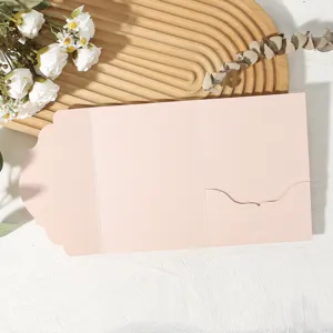 Vue détaillée de la carte d'invitation rose élégante à trois volets avec bordure en dentelle.