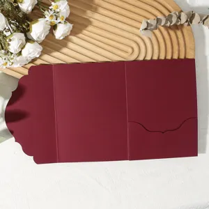 Enveloppe d'invitation pliante bordeaux avec bordure en dentelle, idéale pour mariages et fêtes.