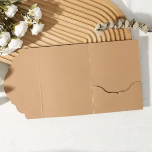 Gros plan détaillé de la carte d'invitation pliée en papier kraft avec bordure ondulée.