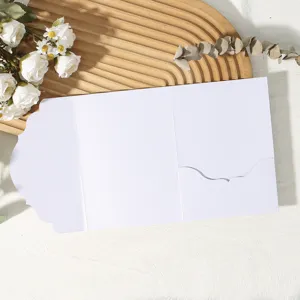 Vue détaillée d'une enveloppe d'invitation de mariage blanche pliée en trois.