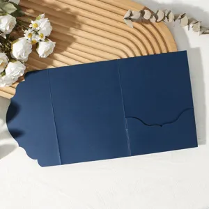 Vue détaillée d'une enveloppe d'invitation pliée en trois avec bordure en dentelle.