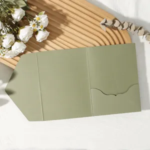 Vue détaillée de la pochette de carte d'invitation pliée verte pour mariage et fête.