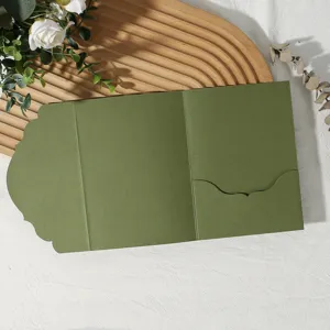 Carte d'invitation de mariage pliée en trois vert foncé avec pochette bordée de vagues.