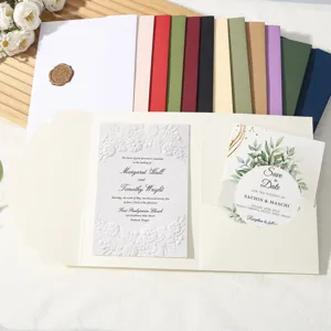 Enveloppe en papier élégante à pliage triple et bordure en dentelle pour invitations de mariage