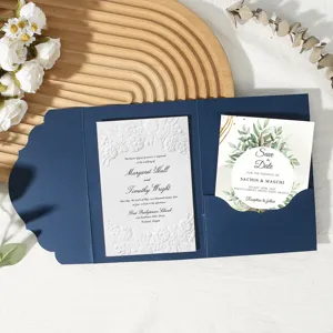 Ensemble de cartes d'invitation de mariage pliées en trois avec insert gaufré.