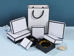 Detailansicht minimalistischer weißer Schmuckgeschenkboxen mit schwarzem Rand in Größen