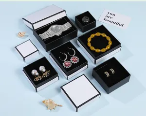Detailansicht eleganter schwarz-weißer Schmuckschatullen für Ohrringe und Ringe