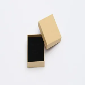 Caja de regalo para joyas de papel kraft marrón con inserto de espuma negra para