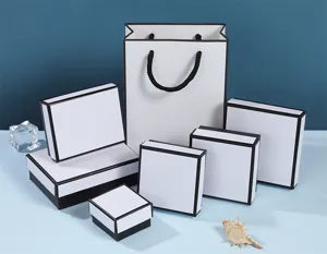 Verschiedene Größen minimalistischer weißer Schmuckschachteln mit schwarzem Rand und Tasche
