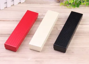 Dettagli di scatole portagioie rettangolari con trama ad ananas in rosso bianco e nero