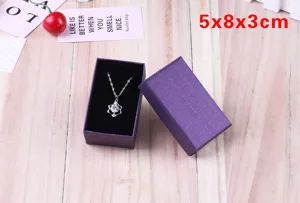 Paarse sieradendoos 5x8x3cm met sterrenhanger ketting voor cadeaupresentatie en opslag.