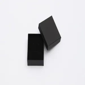Caja de regalo para joyas de papel kraft negro abierta con interior de terciopelo