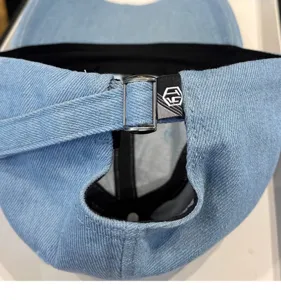 Cappellino baseball denim azzurro chiaro dettaglio, cinturino fibbia metallo, casual.