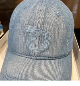 Cappellino da baseball in denim azzurro da donna con logo ricamato e visiera curva.
