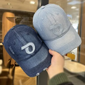 Classico berretto da baseball in denim con lettera ricamata, elegante visiera curva.