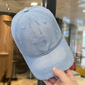 Berretto da baseball in denim azzurro da donna, cappello ricamato con lettere parasole chic.