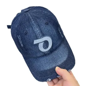 Cappello da baseball in denim blu lavato da donna, elegante berretto con lettere ricamate, visiera.