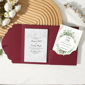 Élégant ensemble de cartes d'invitation de mariage bordeaux avec motifs floraux.
