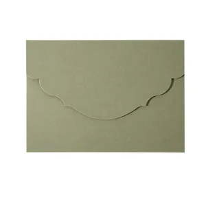 Enveloppe vert sauge à bord festonné pour invitations de mariage, cartes de vœux et papeterie.