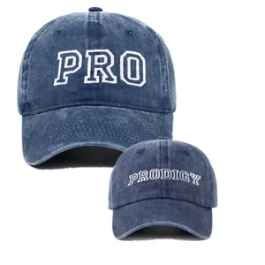 Detalle de gorras de béisbol vaqueras para padres e hijos con bordados PRO y PRODIGY
