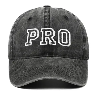 Primer plano de gorra de béisbol en mezclilla negra lavada con bordado PRO blanco