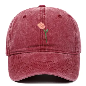 Vue détaillée d'une casquette de baseball bordeaux délavée avec broderie tulipe.