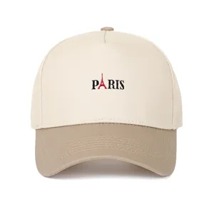 Detailansicht der zweifarbigen Baseballkappe mit Paris-Eiffelturm-Stickerei in Beige