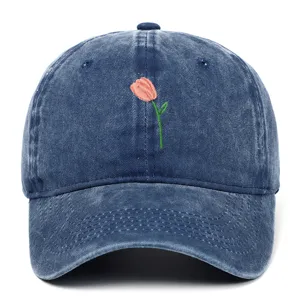 Vue détaillée d'une casquette de baseball en jean délavé bleu marine avec broderie tulipe