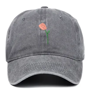 Détail d'une casquette de baseball grise délavée avec broderie de tulipe élégante