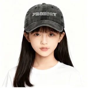 Detalle de gorra de béisbol de algodón lavado gris oscuro bordada PRODIGY para niñas