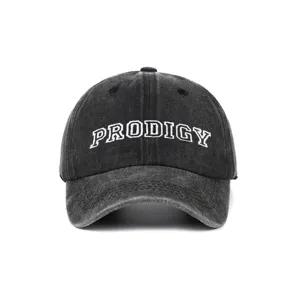 Primer plano del bordado PRODIGY blanco en una gorra de béisbol de mezclilla negra lavada