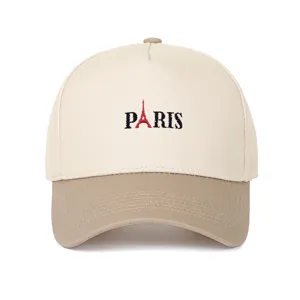 Detail der PARIS-Stickerei und des roten Eiffelturms auf der zweifarbigen beigen Kappe